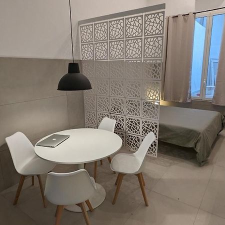 Valona 101 - Elegant Loft Apartment Bari Bagian luar foto