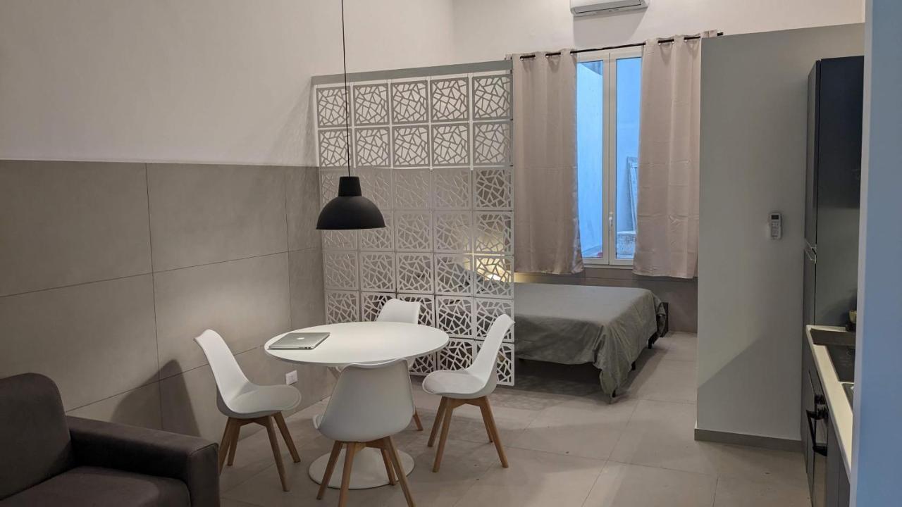 Valona 101 - Elegant Loft Apartment Bari Bagian luar foto