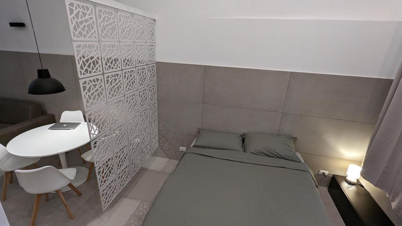 Valona 101 - Elegant Loft Apartment Bari Bagian luar foto