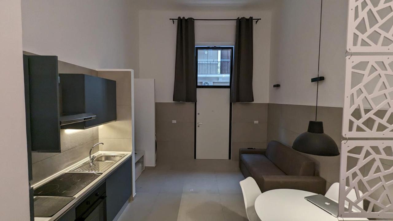 Valona 101 - Elegant Loft Apartment Bari Bagian luar foto