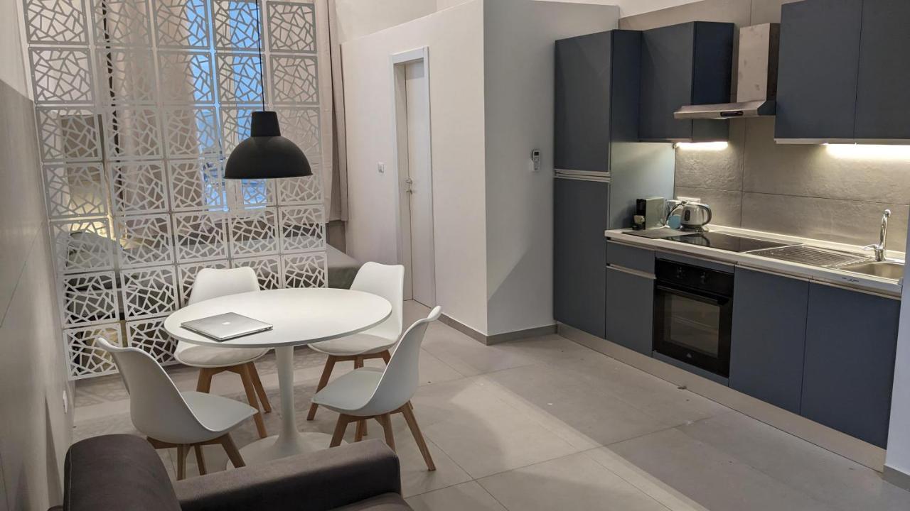 Valona 101 - Elegant Loft Apartment Bari Bagian luar foto